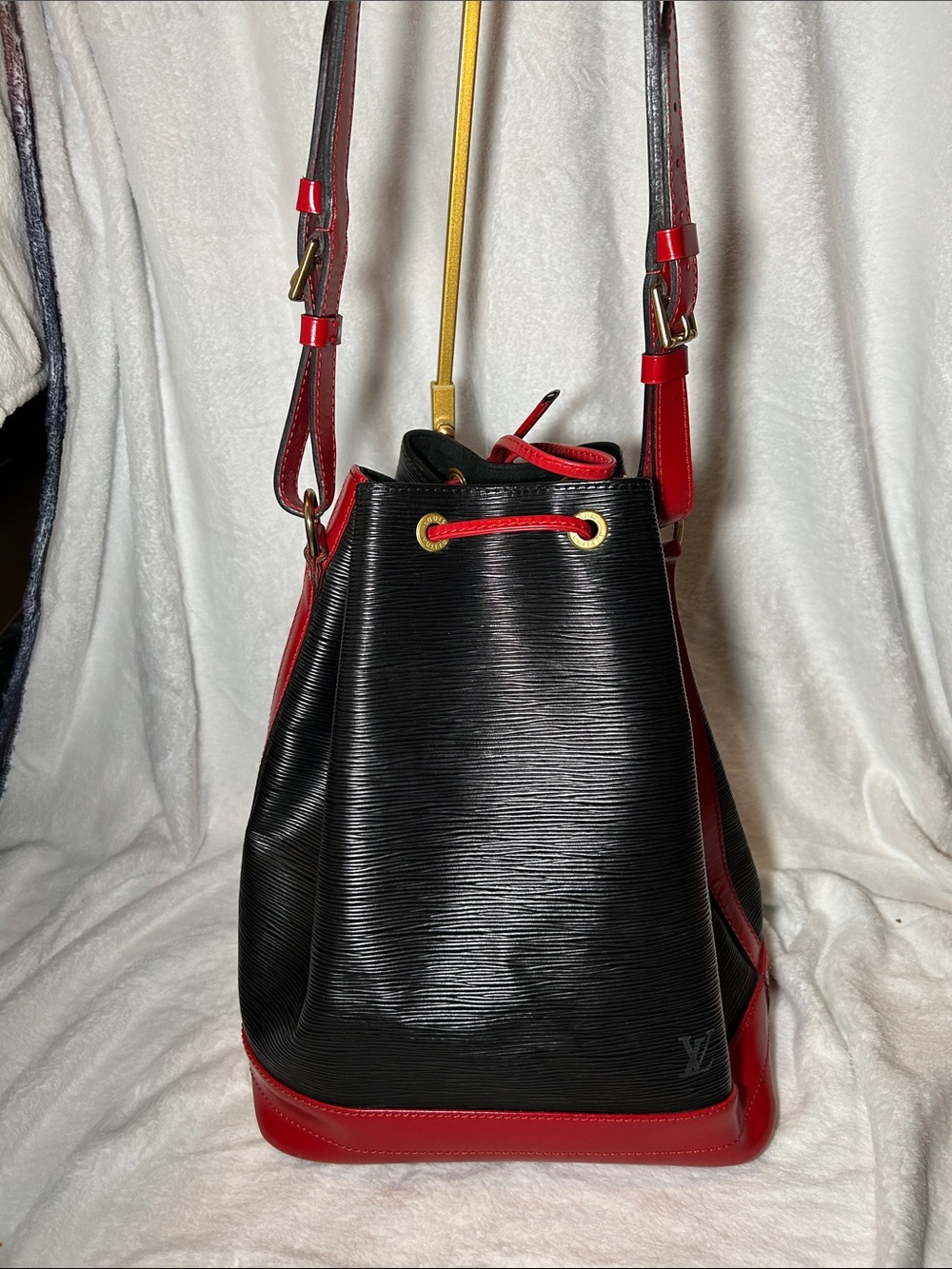 422. Louis Vuitton Noé GM Epi bucket bag